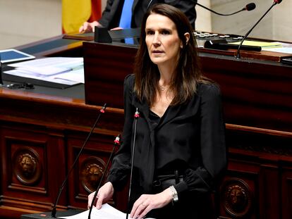 La primera ministra belga, Sophie Wilmès interviene ante un Parlamento casi vacío, este jueves.