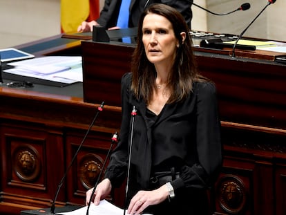 La primera ministra belga, Sophie Wilmès interviene ante un Parlamento casi vacío, este jueves.