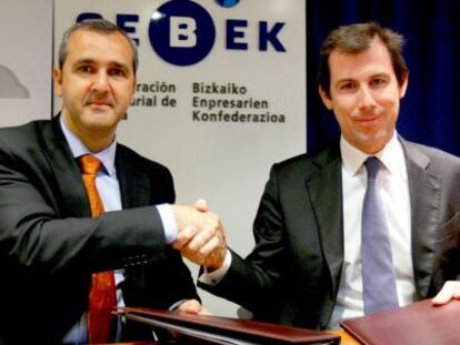 Iñaki Garcinuño y Miguel Stilwell tras firmar el convenio