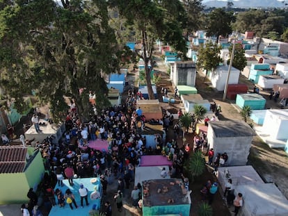 Cientos de personas acompañaron a Juan Alberto Soto en su último adiós, en el cementerio de El Tejar, Chimaltenango, Guatemala.