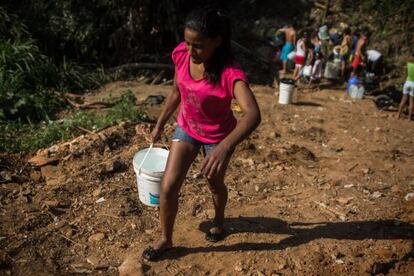 Moradores de Itu procuram água em bicas, em 2014.