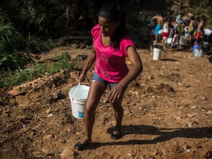 Moradores de Itu procuram água em bicas, em 2014.