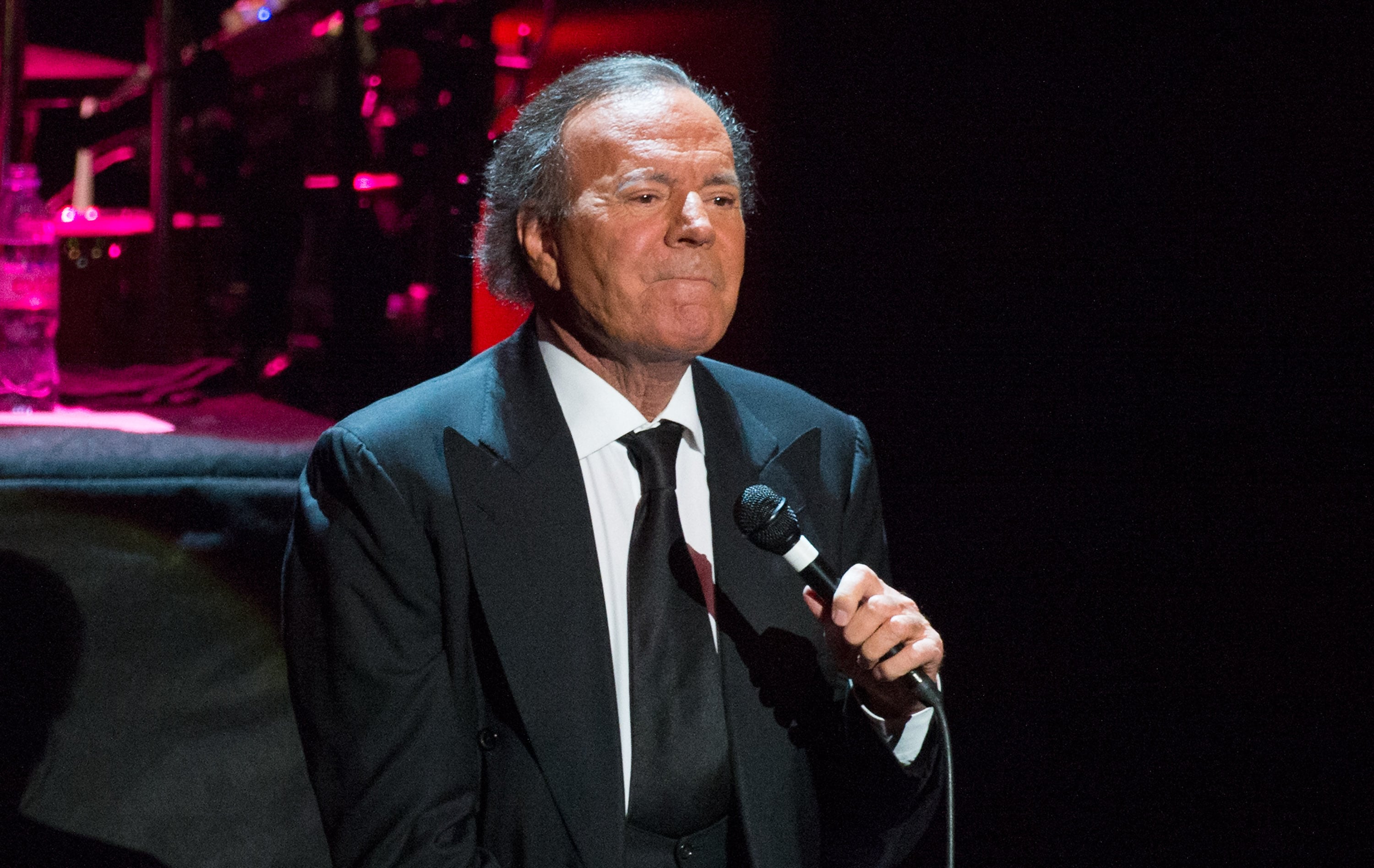 Julio Iglesias rompe su silencio y niega las acusaciones de acoso y agresión sexual de dos exempleadas