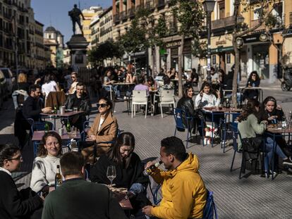 Clientes sin mascarilla en las terrazas de la plaza de Cascorro la tarde de este viernes.