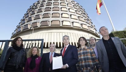 De izquierda a derecha, Irene Lozano (UPyD), Ana Oramas (CC), Gaspar Zarr&iacute;as y Ram&oacute;n J&aacute;uregui (PSOE), Ascensi&oacute;n de las Heras (IU),  Ches&uacute;s Yuste (CHA), Joan Baldov&iacute; (Comprom&iacute;s-Equo), antes de presentar el recurso en el Constitucional.