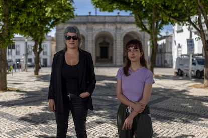 Cristina Matos (a la derecha) y Nadia Mira en la praça da República de Beja este jueves.