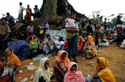 Refugiados de la etnia Rohingya permanecen agrupados en el campo de refugiados provisional de Kutupalang, en Cox’s Bazar (Bangladés)