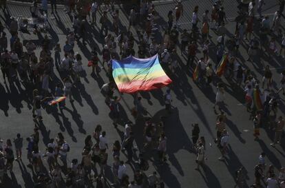 Una bandera arcoiris resalta entre la multitud, durante la celebración del Orgullo Gay en Madrid, en julio de 2018.