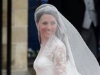 Sarah Burton, directora creativa de Alexander McQueen ha sido la elegida para vestir a Kate Middleton el día de su boda con el príncipe Guillermo de Inglaterra. El traje ha sido realizado por distintos artesanos de Reino Unido y su diseño rinde tributo a la tradición romántica: con corpiño entallado, escote corazón, manga larga de encaje Chantilly y Cluny, falda con volumen elaborada en satén marfil y blanco, una cola de 2,70 metros y un velo de tul de seda. El ramo ha sido diseñado por Shane Connolly. Está compuesto de mirto, que representa el matrimonio; lirio de los valles, como símbolo de la recuperación de la felicidad; claveles de Japón, que reflejan la galantería; jacinto, en representación de la constancia del amor y hiedra, que simboliza la fidelidad y el amor devoto.