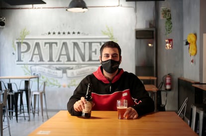 David, cervecero de Patanel, en el bar de su fábrica en Carabanchel.