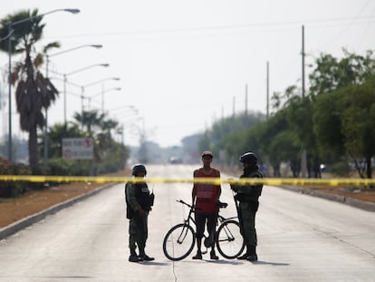 Dos soldados hablan con un hombre en una escena del crimen en la ciudad de Celaya, Guanajuato, el pasado 31 de marzo.