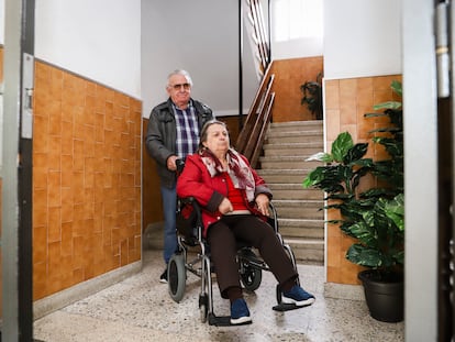 Inocenta Peláez y su marido Lorenzo, en el rellano del portal de su casa de Madrid, el pasado miércoles.