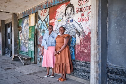 Tiffany Wanjiru (izquierda) y Njeri Mwangi, el pasado 10 de junio en el Centro de Justicia Social de Mathare, el segundo ‘slum’ más grande de Nairobi.