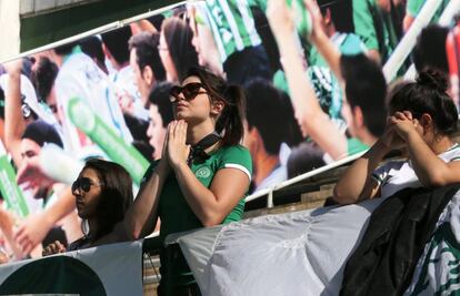 Una aficionada reza en las gradas del estadio Arena Conda en Chapecó (Brasil).