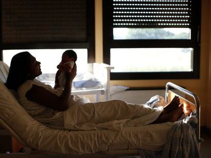 Uma mulher e a filha no hospital Sandro Pertini.