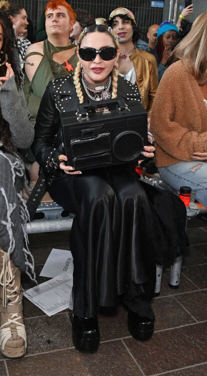 La cantante Madonna ha aparecido por sorpresa en la escuela de moda y diseño para ver el desfile de fin de curso de los alumnos. La cantante ha escogido un extravagante look de vestido negro, chaqueta de cuero, gafas de sol grandes y un maletín con forma de radiocassete.