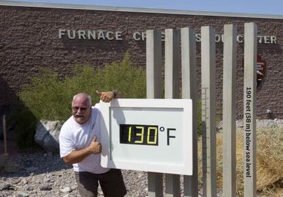 Las temperaturas superan los 54 grados (130 Fahrenheit) en el Valle de la Muerte (California).