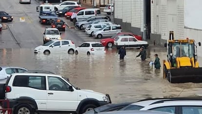 El agua anega el polígono industrial de Estepa, esta mañana.