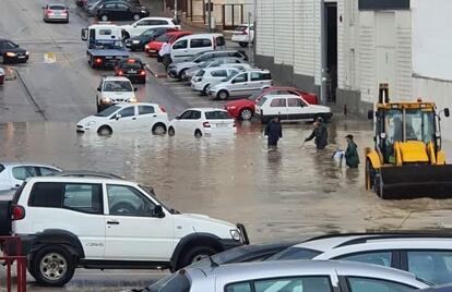 El agua anega el polígono industrial de Estepa, esta mañana.