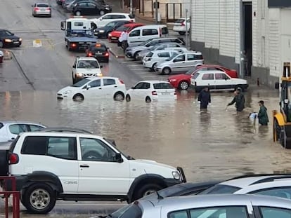 El agua anega el polígono industrial de Estepa, esta mañana.