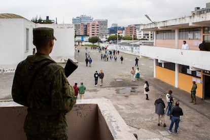 En el Instituto Tecnológico Superior Central Técnico empieza la jornada electoral donde cientos de personas ejercen su derecho al voto, en Quito.