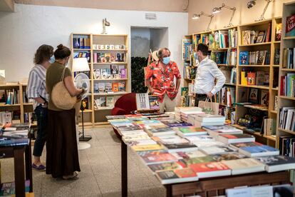 Rafael Reig firmando libros en la librería Cervantes y Compañía.
