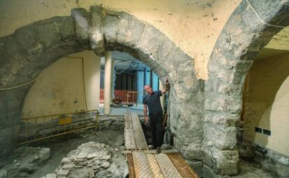 Arturo Ruiz de Taboada, entre los arcos del edificio monumental identificado debajo de la mezquita.