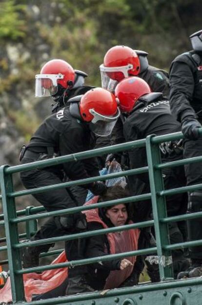 La colaboradora de ETA Urtza Alkorta (abajo), en el momento de su detención por agentes de la Ertzaintza.