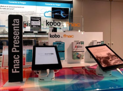 Dos dispositivos de lectura de libros electrónicos en la Fnac de Callao.