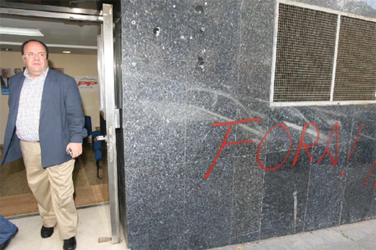 Pintadas y amenazas de muerte en la sede del PP en Tarragona | Noticias ...