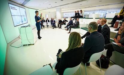 La comisaria en una charla sobre unión energética en la UE con un grupo de empresarios del sector en la sede de Industriens Hus (Casa de las Industrias).