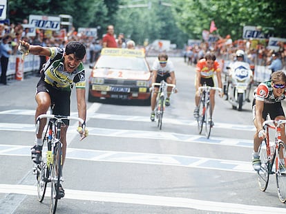 Eduardo Chozas celebra su victoria en una etapa en el Tour de 1990.