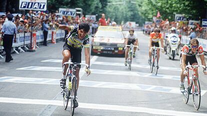 Eduardo Chozas celebra su victoria en una etapa en el Tour de 1990.