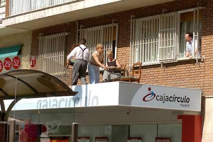 Las altas temperaturas registradas hoy en Madrid, superiores a los 30 grados, han provocado "lipotimias leves" a una docena de personas, que fueron atendidas durante el recorrido de la manifestación por el Samur-Protección. Además, una de ella tuvo que ser hospitalizada al sufrir una arritmia.