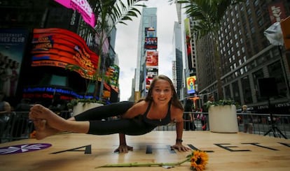 Una joven realiza una postura en Times Square, Nueva York, durante la celebración del Día Internacional del Yoga, en junio pasado.