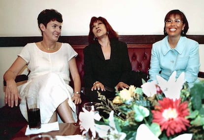 Adriana Lajous, Cristina Pacheco y Rosario Robles, antes de que la periodista recibiera la medalla al mérito ciudadano otorgada por la Asamblea Legislativa en Ciudad de México, el 
26 de abril 2000.