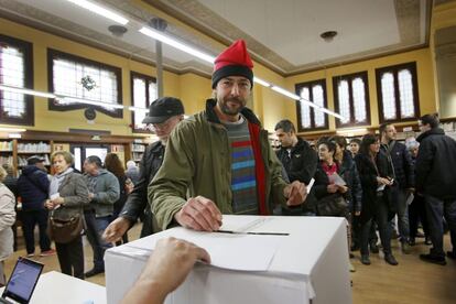 Un jove, amb barretina, vota a l'Institut Lluís de Peguera de Manresa.