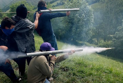 Enfrentamientos entre mineros y la Guardia Civil hoy en Campomanes (Asturias)