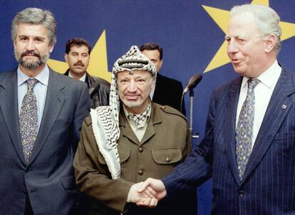 El presidente de Palestina, Yasir Arafat (c) es recibido por el presidente de la comisión europea, Jacques Santer (d) y el comisario europeo para las Relaciones Exteriores con el Oriente Medio, Manuel Marín (i), a su llegada a la sede de la Comisión Europea, en Bruselas, en 1998.