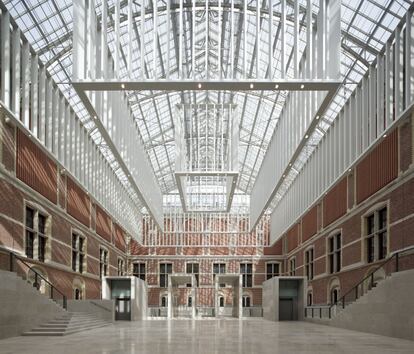 Panorámica del vestíbulo principal del Rijksmuseum, repensado y retechado por el estudio de arquitectura sevillano Cruz y Ortiz.