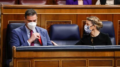 El presidente del Gobierno, Pedro Sánchez, y la vicepresidenta Yolanda Díaz, el miércoles en el Congreso.