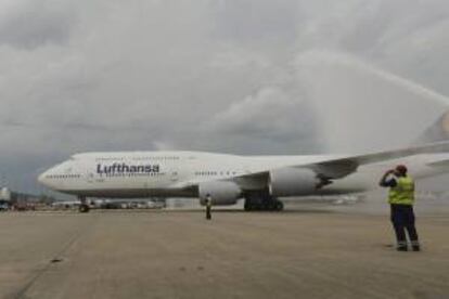 Aterrizaje del vuelo de pasajeros de un Boeing 747-8 de la compañía aérea alemana Lufthansa en el aeropuerto internacional Dulles (al oeste de Washington) en Sterling, Estados Unidos. EFE/Archivo