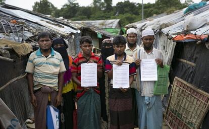 Refugiados rohingya posan para una foto con una lista de sus demandas para regresar a Myanmar en Cox's Bazar (Bangladés), el 21 de agosto de 2019. Funcionarios de la Organización de las Naciones Unidas entrevistaron a los refugiados en el campo de Nayapara, quienes señalaron que no querían regresar a Myanmar sin sus derechos y ciudadanía, tras el anuncio del Gobierno de este país informando que daba luz verde para la repatriación 3.450 rohingyas, quienes huyeron hace dos años por la represión de las fuerzas de seguridad.