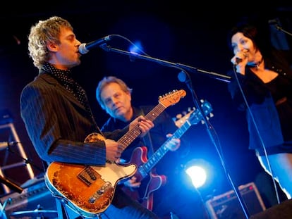 Ariel Rot, Claudio Gabis y Mavi Díaz, durante el concierto.