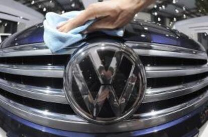 Volkswagen, el primer productor automovilístico de Europa, bajó en el primer semestre el beneficio neto hasta 4.800 millones de euros. EFE/Archivo