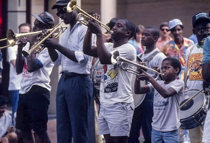 Uma banda toca em uma rua no bairro francês. O lema não oficial da cidade, 'Laissez les bons rouler' ("Que os bons tempos continuem") dá uma idéia da mentalidade local, aberta e descontraída, tornando New Orleans palco de inúmeras obras literárias, de cinema e televisão. De 'A princesa e o sapo', o filme da Disney, a 'Entrevista com um Vampiro'', romance de Anne Rice, ou 'Um bonde chamado desejo', de Tennesse Williams.