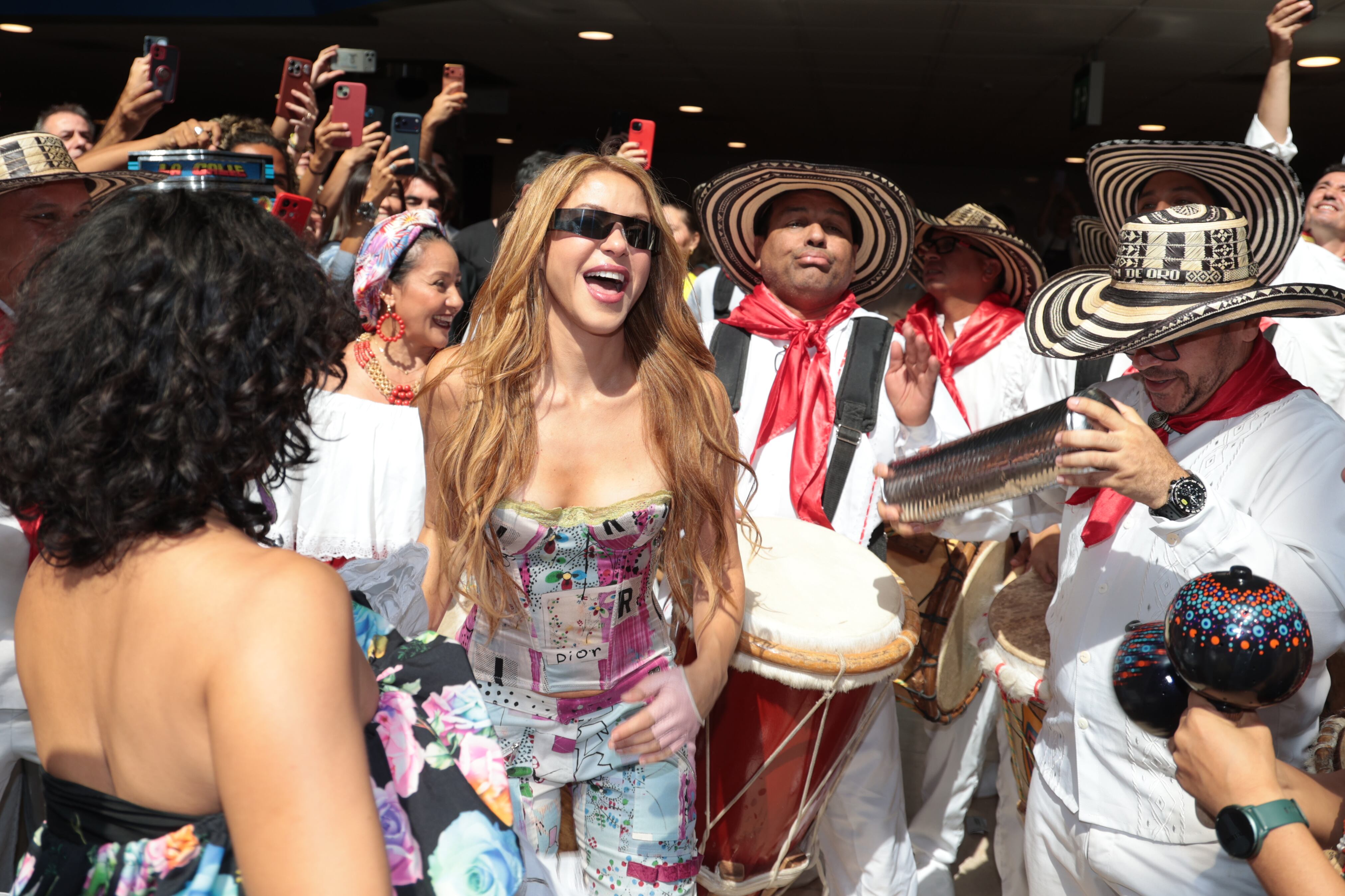Shakira aterriza en Madrid para su serie de 12 conciertos: “Somos una sola nación latina”
