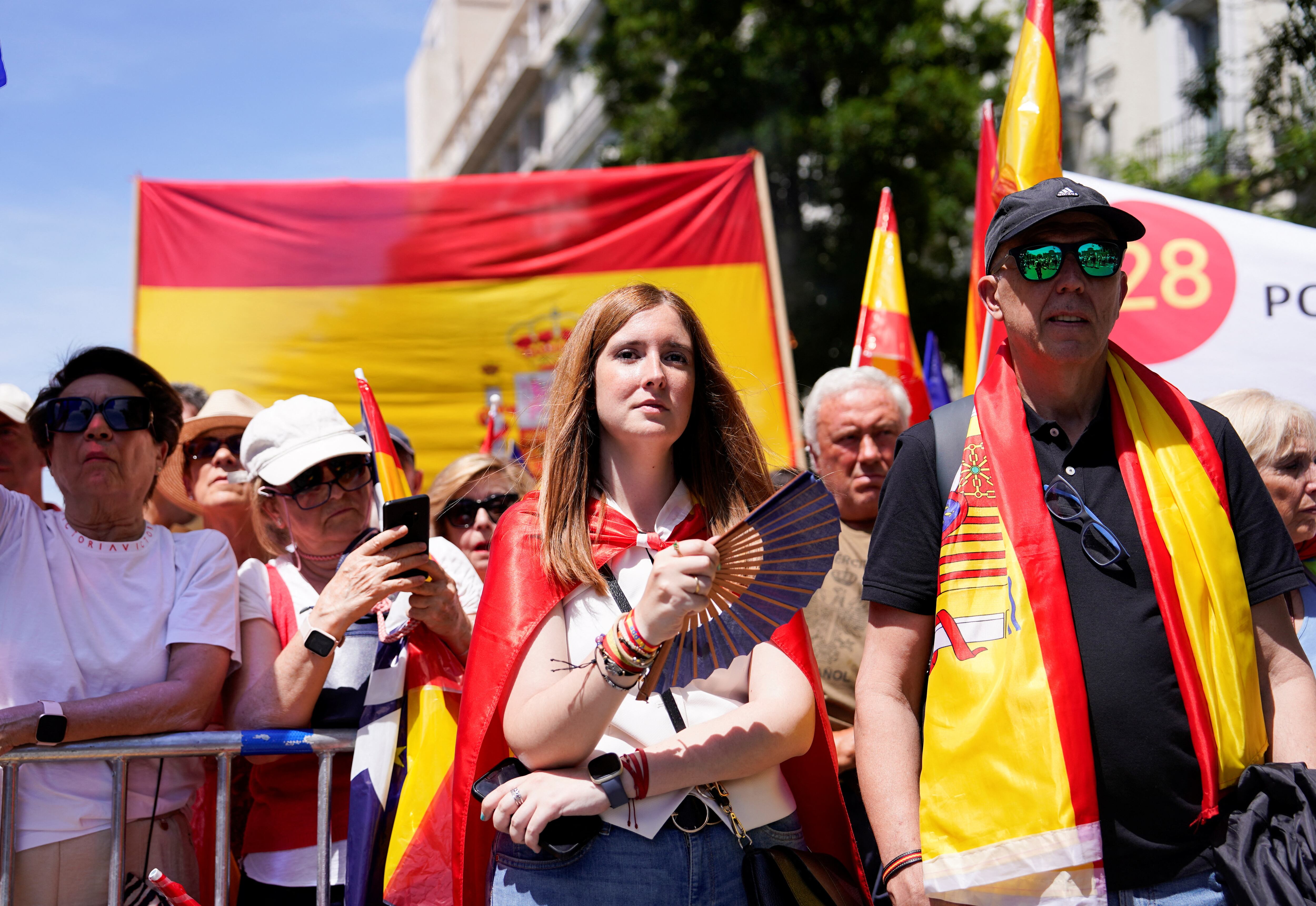Simpatizantes del Partido Popular se reúnen en la plaza de la Independencia para protestar contra el Gobierno de Pedro Sánchez y la ley de amnistía.
