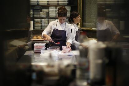 La noche del 30 de julio de 2011 elBulli realizó su último servicio, al que Adrià llamó 'El último vals'. El plato que cerró aquella cena fue el 'Melocotón Melba', un homenaje a la elaboración del mismo nombre del chef francés Auguste Escoffier, considerado el padre de la cocina moderna. En la imagen, trabajo en cocina horas antes de la llegada de los comensales.