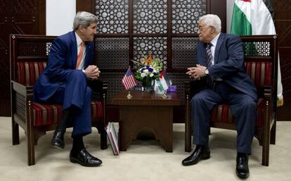 El secretario de Estado, John Kerry, y el presidente palestino, Mahmud Abbas, en Ramala.